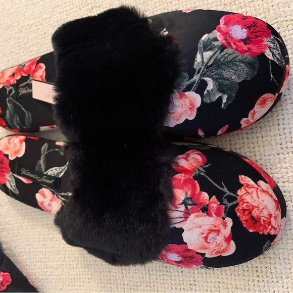 NEW Victoria’s Secret Satin Roses Faux Fur Slippers Medium 7/8 - Picture 2 of 5